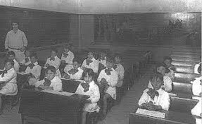 Con respecto a la legislación, en 1939 se define y caracteriza la educación infantil  de la siguiente manera: