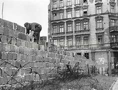 Se construye el muro de Berlín
