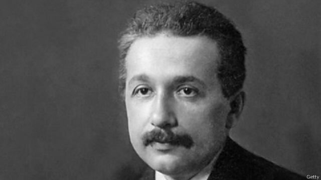 Nace Albert Einstein