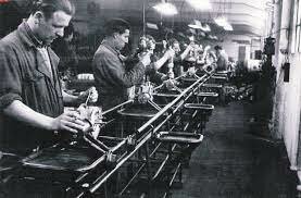 Revolución Industrial:  La industrialización expuso a los trabajadores a condiciones de trabajo riesgosas e insalubres