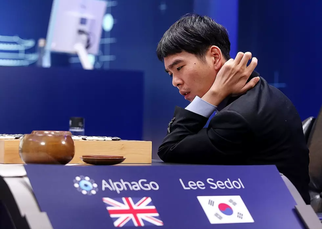 11-AlphaGo derrota compeonato de GO.