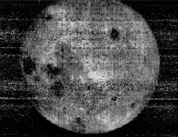 La primera imagen de la cara oculta de la Luna