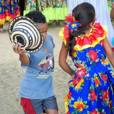 Timeline: INICIATIVAS CULTURALES Y LOCALES