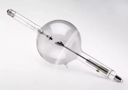 Se desarrolla el tubo de rayos X de filamento caliente de Coolidge.