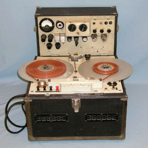 Grabadora de audio usa cinta magnética de bajo costo.