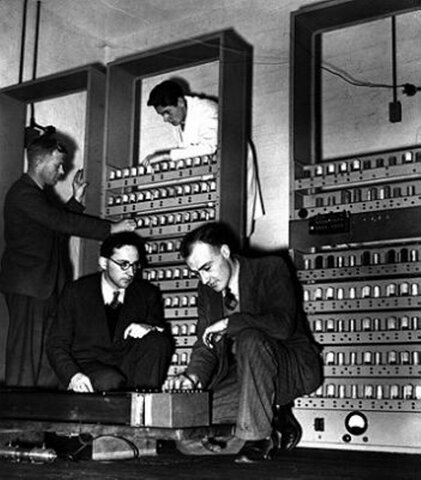 El computador EDSAC emplea memoria de línea de retardo.