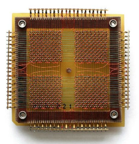 El computador Whirlwind debuta la memoria de núcleo.