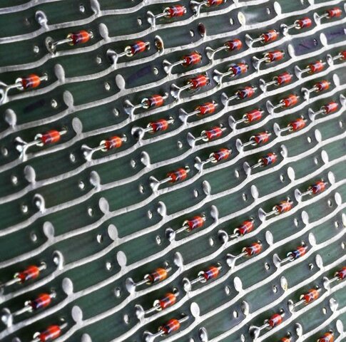 Aparecen los arreglos de memoria de solo lectura por semiconductores.