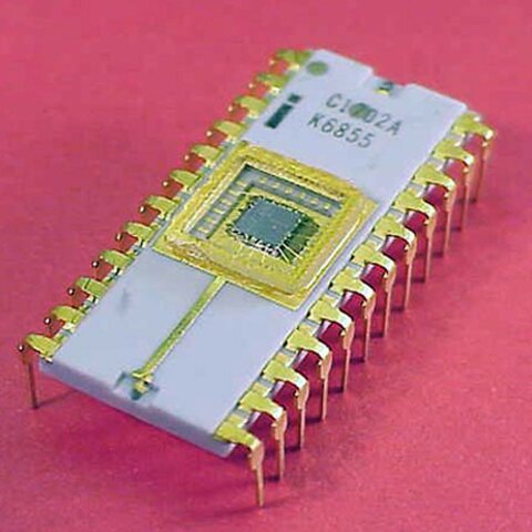 La memoria de solo lectura por semiconductores reutilizable es introducida.