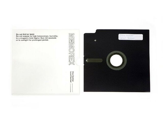 Los discos floppy cargan datos a computadoras principales.