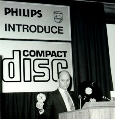 Philips presenta el disco compacto digital.