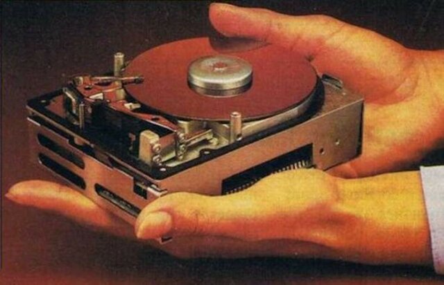 El medio de película magnética aumenta la densidad de almacenamiento de disco.