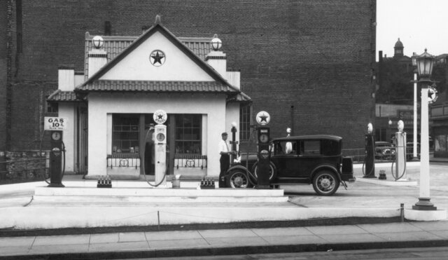 In 1930, Sanders takes over a Shell Refill Station on US Route 25 in North Corbin, Kentucky.