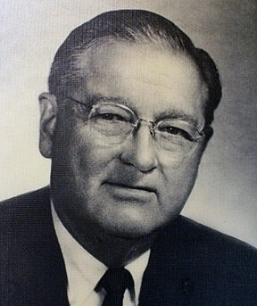 Surge el termino de "mercadotecnia".