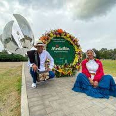 Timeline: LA FERIA DE LAS FLORFES, INICIATIVA CULTURAL MUNICIPAL.