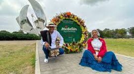 Timeline: LA FERIA DE LAS FLORFES, INICIATIVA CULTURAL MUNICIPAL.