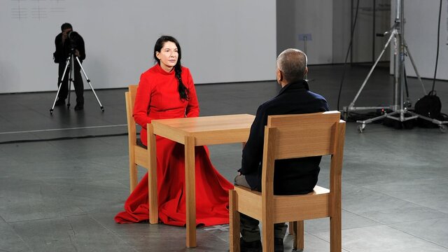 The artist is present de Marina Abramovic