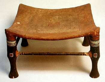 Taburete de cuatro patas.