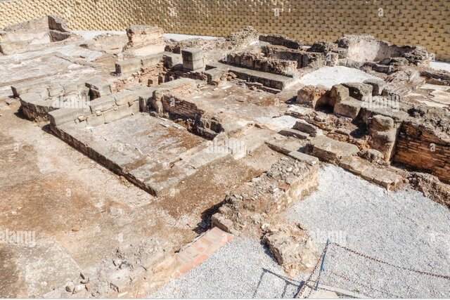 El imperio romano se apodera de Grecia. Los romanos decidieron mejorar algunas invenciones de la sociedad griega, como la rueda hidráulica y los acueductos.