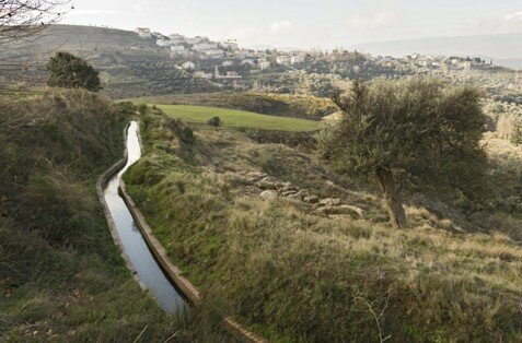 Cuando llega el mundo islámico Al Ándalus, ya se utilizaban acequias bien distribuidas y repartidas en ramales para el riego de los cultivos