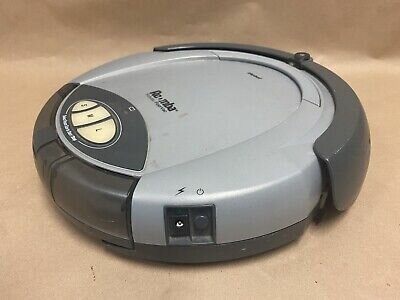 2002 - É criado o primeiro assistente de limpeza do mundo