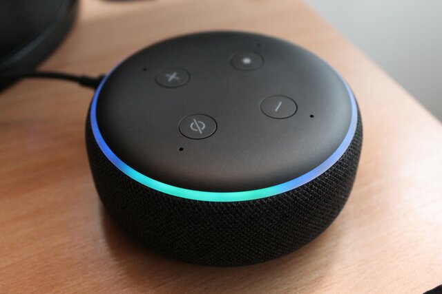 2011 - A Amazon lança a ALEXA assistente artificial para competir com a SIRi