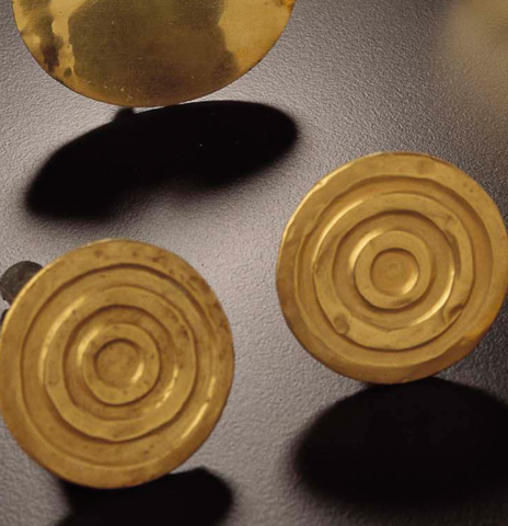 orejeras de oro mochica-Costa norte del Perú