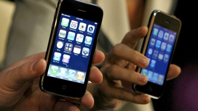 La aparición del iPhone populariza la web móvil.