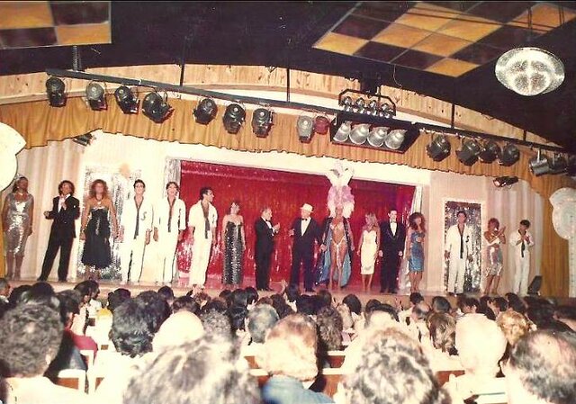 La noche está que arde.