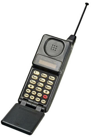 Se crea la TELEFONÍA CELULAR,utilizada para la comunicación a distancia.