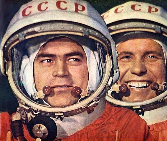 Первый в мире групповой космический полёт