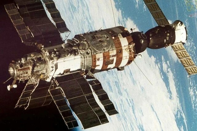 Запущена первая орбитальная станция «Салют-1»