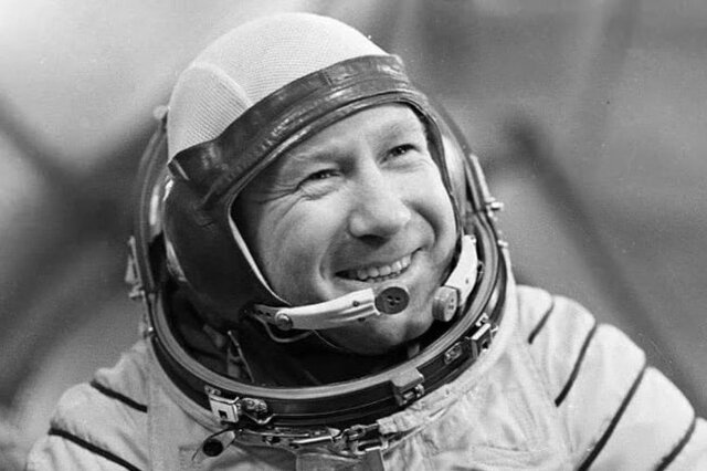 Первый в истории выход человека в открытый космос