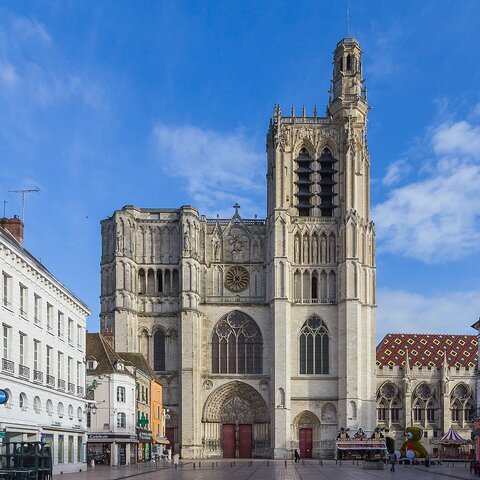 Inicio de la construcción e la catedral de Saint-Étienne de Sens