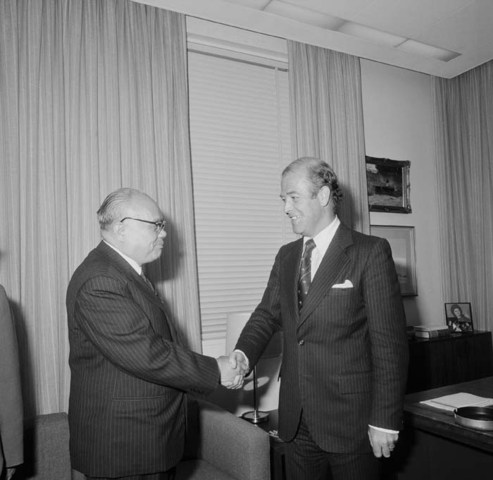 U.S establishes full diplomatic relations with China