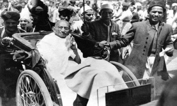 Gandhi organizes the first civil disobedience campaign