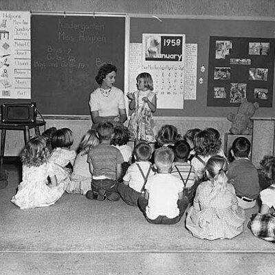 Timeline: CONCEPCIONES HISTÓRICAS DE LA INFANCIA Y EDUCACIÓN EN EL ÁMBITO INTERNACIONAL Y NACIONAL