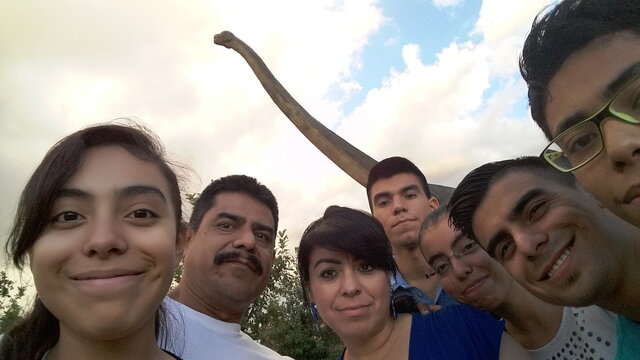 Familia y un dinosaurio