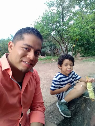 Mi sobrino con un elote del rancho de Durango