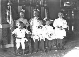 desde una perspectiva psicogénica de la historia de la infancia, De Mause (1991)