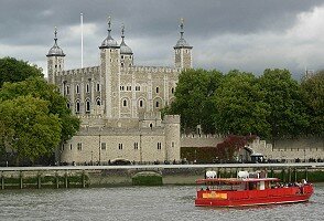 William begins the construction of the Tower of London.
