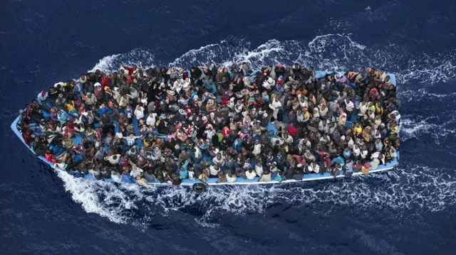 Crisi dels refugiats: la guerra civil síria provoca una allau de refugiats en les fronteres europees.