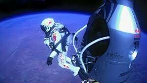 Felix Baumgartner es converteix en el primer humà en trencar la barrera del so en una caiguda lliure des de 39.000 metres d'alçada.