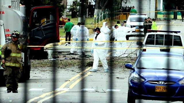 Atemptat en cotxe bomba a l'Escola General Santander de Bogotà (Colòmbia)