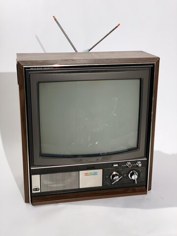 Televison con transmisor de satelite.