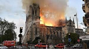 Incendi a la catedral de Notre-Dame de París.