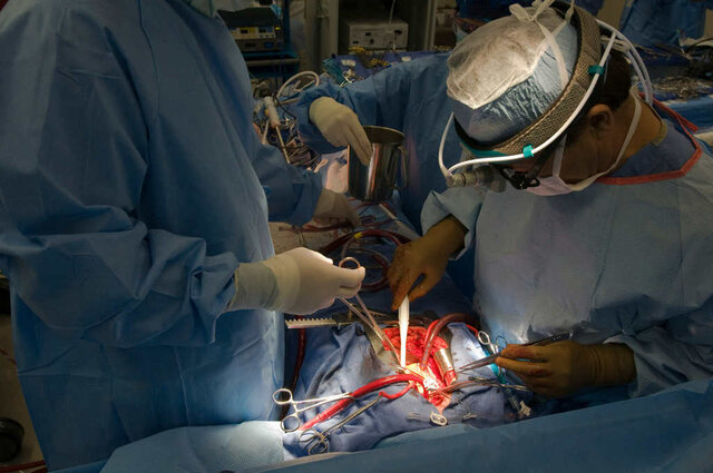 Primer trasplantament d'un cor artificial en un humà a Paris