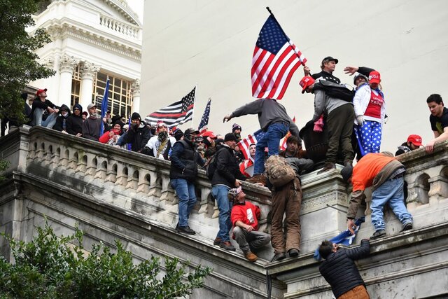 Assalt al Capitoli per part dels seguidors de Donald Trump. Moren 5 persones i més de 80 són detingudes
