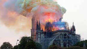 Incendi a la catedral de Notre-Dame de París.