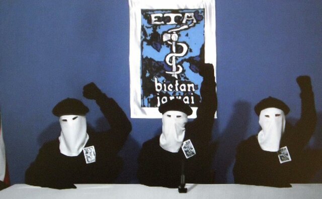 Dissolució de la banda terrorista ETA.